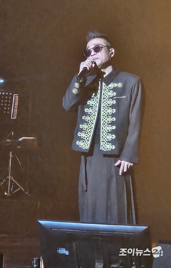 [종합] &quot;김건모는 살아있다&quot;⋯눈물 속 6년만 복귀 어땠나