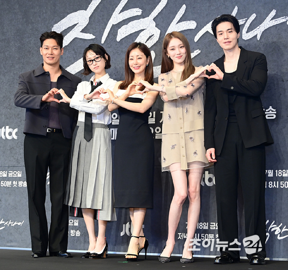 (왼쪽부터)송해성 감독-배우 이성경-이동욱이 14일 오후 서울 영등포구 더링크 호텔에서 열린 JTBC 새 금요시리즈 '착한 사나이' 제작발표회에 참석하고 있다. [사진=정소희 기자]