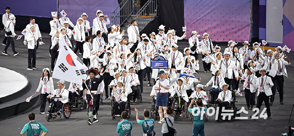 28일(현지시간) 프랑스 파리 콩코드 광장에서 열린 2024 파리 패럴림픽 개막식에서 기수 최용범(카누)을 선두로 대한민국 선수단이 입장하고 있다. [사진=사진공동취재단]