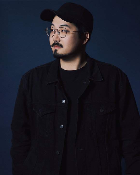 김태준 감독이 넷플릭스 영화 '84제곱미터' 인터뷰에 앞서 포즈를 취하고 있다. [사진=넷플릭스]