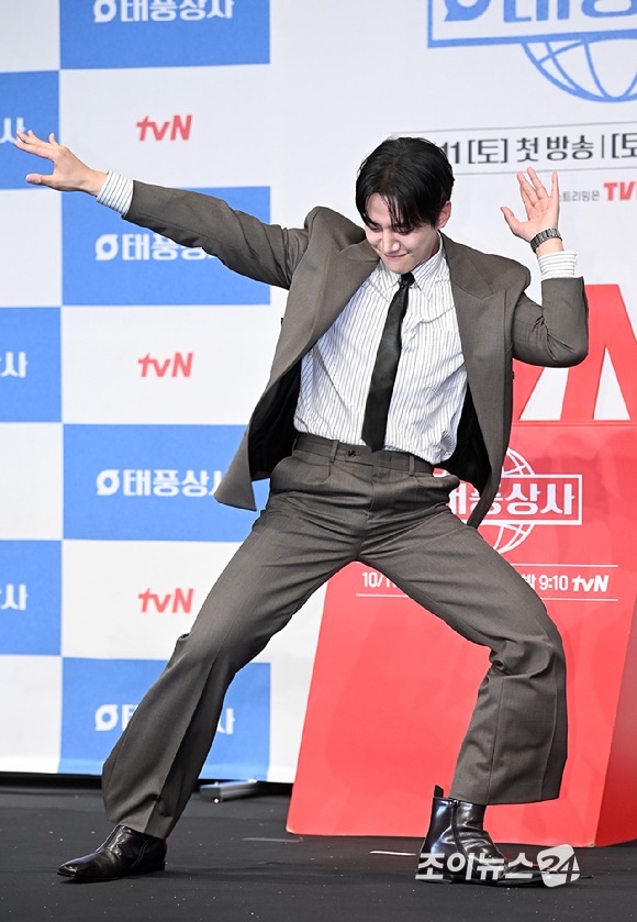 배우 이준호가 1일 오후 서울 구로구 더링크서울 트리뷰트 포트폴리오 호텔에서 열린 tvN 새 토일 '태풍상사' 제작발표회에서 포토타임을 갖고 있다. [사진=곽영래 기자]