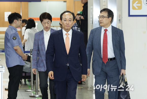 계엄 해제 표결 방해 혐의를 받고 있는 추경호 전 국민의힘 원내대표가 8일 서울 서초구 서울중앙지방법원에서 열리는 공판에 출석하고 있다. [사진=사진공동취재단 ]