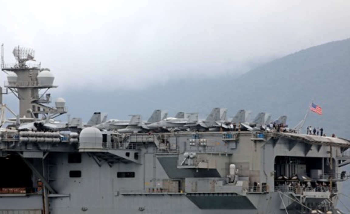 5일 미국 핵추진 항공모함 시어도어 루스벨트함(CVN-71)이 베트남 다낭항에 입항하고 있다. 2020.3.5 [사진=EPA/연합뉴스]