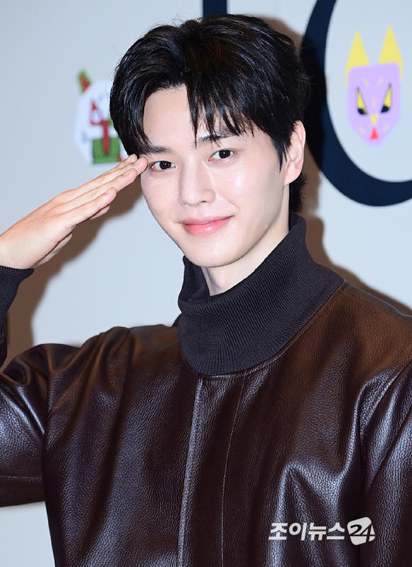 배우 송강이 20일 오후 서울 CGV 용산아이파크몰에서 열린 로에베 '루이스 웨인 사랑을 그린 고양이 화가' 스크리닝 이벤트 포토콜 행사에 참석하고 있다. [사진=정소희 기자]