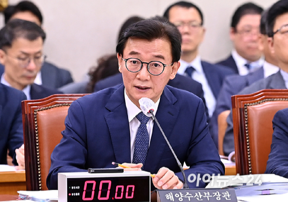 전재수 해양수산부 장관이 15일 서울 여의도 국회에서 열린 농림축산식품해양수산위원회 해양수산부 등에 대한 국정감사에서 질의에 답변하고 있다. [사진=곽영래 기자]