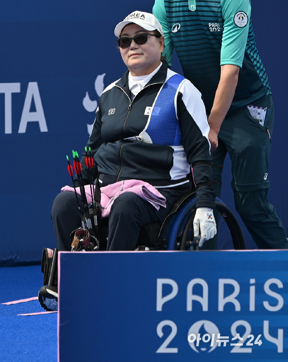 양궁 대표팀 김옥금이 31일(현지시간) 파리 앵발리드에서 열린 2024 파리 패럴림픽 양궁 여자 컴파운드 W1 동메달 결정전에서 체코를 상대로 경기를 펼치고 있다. [사진=사진공동취재단]