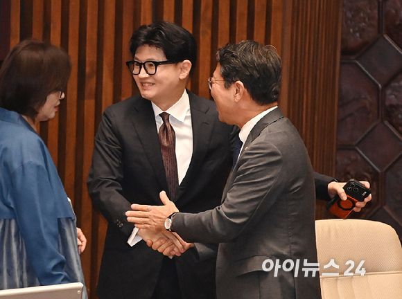 법무부 장관 후보인 김승원 더불어민주당 의원과 한동훈 무소속 의원이 1일 서울 여의도 국회에서 열린 제439회국회(정기회) 개회식에서 인사하고 있다. [사진=곽영래 기자]