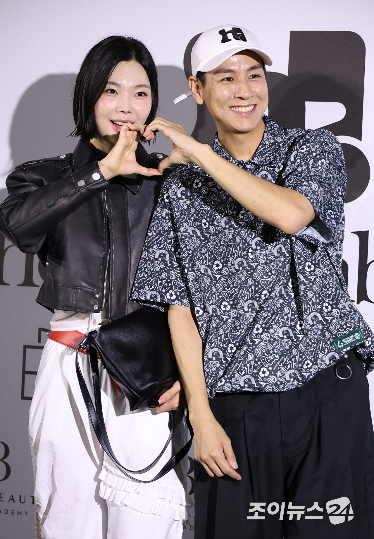 '돌싱글즈' 이다은, 윤남기 부부가 1일 오후 서울 중구 동대문디자인플라자에서 진행된 2027 S/S 서울패션위크 '홀리넘버세븐' 컬렉션에 참석해 포즈를 취하고 있다. [사진=문수지 기자]