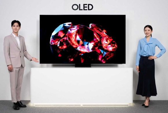 삼성전자 모델이 삼성 OLED TV를 소개하고 있는 모습. [사진=삼성전자]