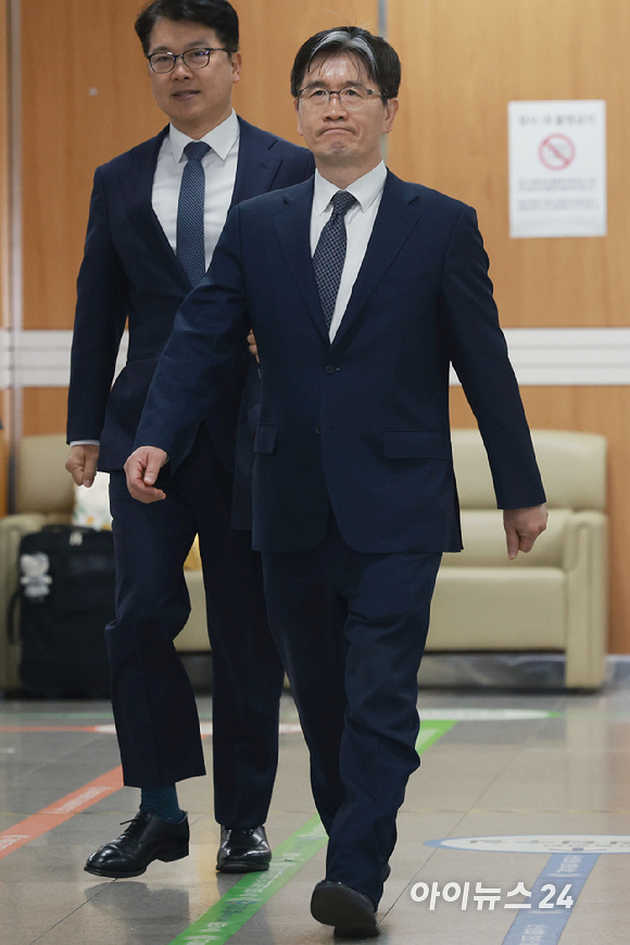 해병대 순직 사건 외압 의혹과 관련해 수사를 방해했다는 혐의로 기소된 오동운 고위공직자범죄수사처 처장이 2일 서울 서초구 서울중앙지방법원에서 열린 공판에 출석하고 있다. [사진=사진공동취재단]