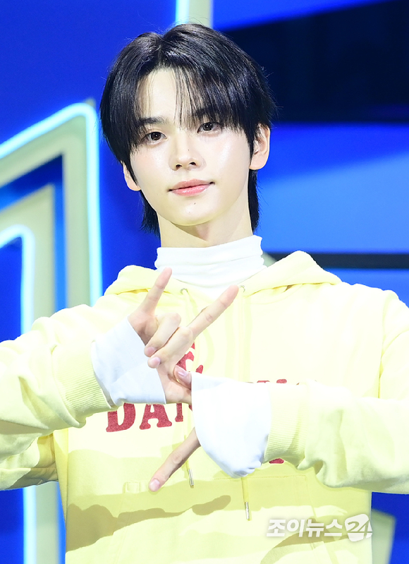 그룹 투어스 신유가 13일 오후 서울 광진구 예스24라이브홀에서 열린 투어스(TWS) 네 번째 미니앨범 'play hard' 발매 쇼케이스에 참석하고 있다. [사진=정소희 기자]