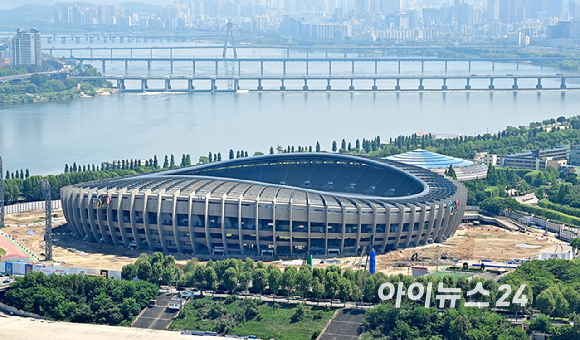 14일 오후 서울 송파구 잠실종합운동장 올림픽주경기장에서 리모델링 공사가 진행되고 있다.잠실 주경기장 리모델링 사업은 2026년 12월 준공 예정으로 88서울올림픽 개최지로서의 역사성 유지를 위해 외관 원형은 최대한 보존한다. 시설 재배치와 복합화를 통해 새로운 스포츠‧문화공간 조성을 목표로 한다. [사진=곽영래 기자]