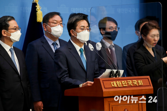 더불어민주당 김동연 경기지사 후보가 26일 오전 서울 여의도 국회에서 열린 정견 및 정책발표 기자회견에서 발언하고 있다. [사진=김성진 기자]