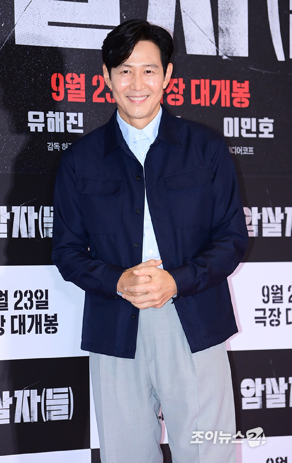 배우 이정재가 21일 서울 송파구 롯데시네마 월드타워에서 열린 영화 '암살자(들)'(감독 허진호) VIP 시사회에 참석하고 있다. [사진=정소희 기자]