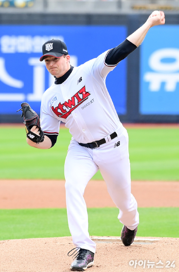 5일 오후 경기도 수원 KT위즈파크에서 '2023 KBO 포스트시즌 플레이오프' 5차전 KT 위즈와 NC 다이노스의 경기가 열렸다. KT 선발 투수 벤자민이 역투하고 있다. [사진=정소희 기자]