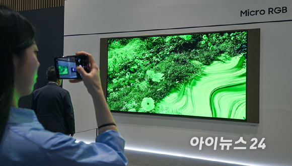 18일 경기 수원시 영통구 수원컨벤션센터에서 열린 '제57기 삼성전자 정기주주총회'에서 주주들이 투명 마이크로 LED를 보고 있다. [사진=곽영래 기자]