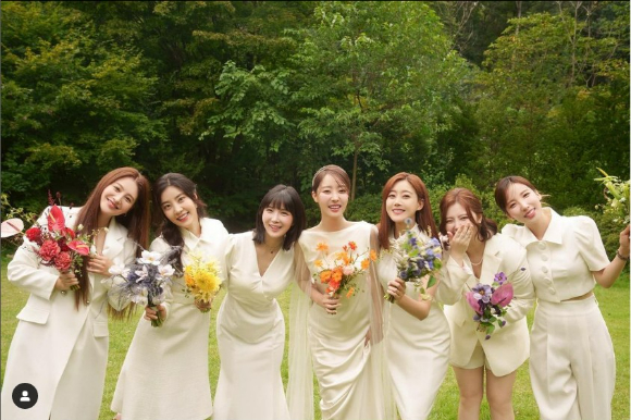 레인보우 멤버들이 고우리의 결혼을 축하했다.  [사진=고우리 인스타그램]