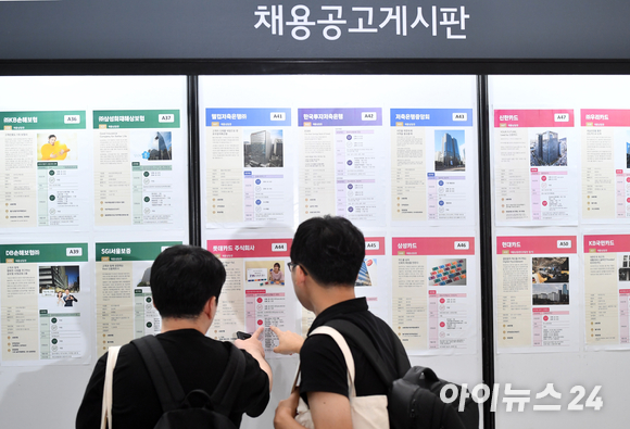 삼성그룹 신입공채 직무적성검사(GSAT) 마치고 고사장 나오는 취준생들 [사진=정소희 기자]