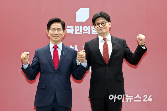 국민의힘 김문수 대선 경선 후보와 한동훈 대선 경선 후보가 23일 서울 여의도 국민의힘 중앙당사에서 열린 2차 경선 토론회 미디어데이에서 포즈를 취하고 있다. [사진=곽영래 기자]