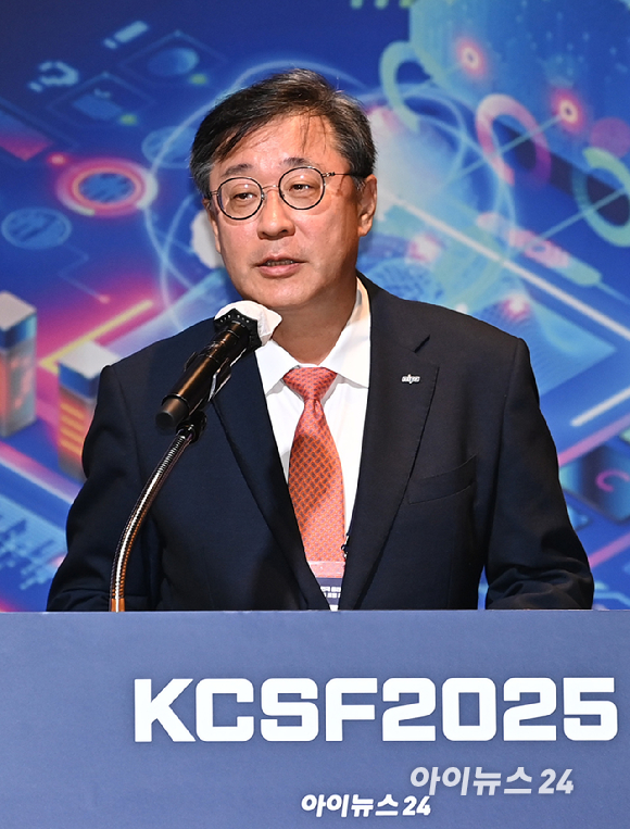 클라우드 기술 혁신의 현재와 미래를 점검하는 '대한민국 클라우드/SaaS 포럼 2025'(KCSF 2025)이 30일 서울 여의도 FKI타워 그랜드 볼룸에서 열렸다. 박윤규 정보통신산업진흥원 원장이 축사를 하고 있다. [사진=곽영래 기자]