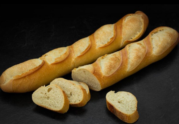 프랑스 일부 대형마트에서 470원짜리 초저가 바게트가 등장해 전통 제빵사들이 반발하고 나섰다. 사진은 바게트. [사진=lesmoulinslafayette]