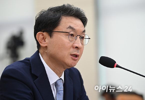 이억원 금융위원장 후보자가 2일 서울 여의도 국회 정무위원회에서 열린 인사청문회에서 질의에 답변하고 있다. [사진=곽영래 기자]