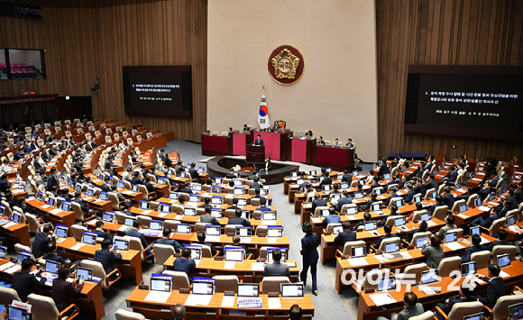 심우정 법무부 차관이 25일 오후 서울 여의도 국회에서 열린 본회의에서 '순직 해병 수사 방해 및 사건 은폐 등의 진상규명을 위한 특별검사의 임명 등에 관한 법률안 재의의 건' 재의 요구 이유를 설명하고 있다. [사진=곽영래 기자]