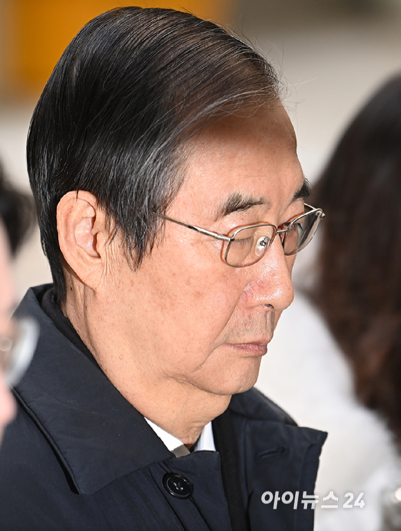 내란 방조 및 내란 중요임무 종사 혐의를 받는 한덕수 전 국무총리가 26일 서울중앙지법에서 열린 결심 공판에 출석하고 있다. [사진=곽영래 기자]