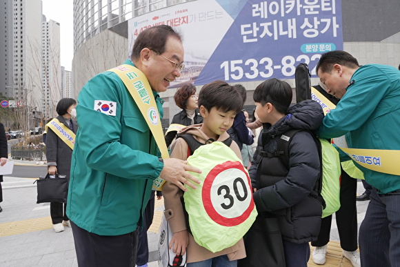 하윤수 부산광역시교육감(왼쪽)이 19일 오전 창신초등학교 인근에서 ‘신학기 민·관 합동 교통안전 캠페인’을 펼치고 있다. [사진=부산광역시교육청]