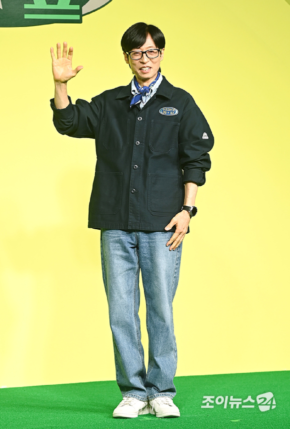 방송인 유재석이 19일 오전 서울 종로구 JW 메리어트 동대문 스퀘어 서울에서 열린 넷플릭스 '유재석 캠프' 제작발표회에서 포즈를 취하고 있다. [사진=곽영래 기자]