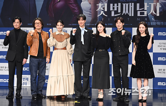 배우 이재황, 정찬, 오현경, 박건일, 함은정, 윤선우, 김민설이 10일 서울 마포구 상암동 MBC 사옥에서 열린 MBC 새 일일 '첫 번째 남자' 제작발표회에서 포즈를 취하고 있다. [사진=곽영래 기자]