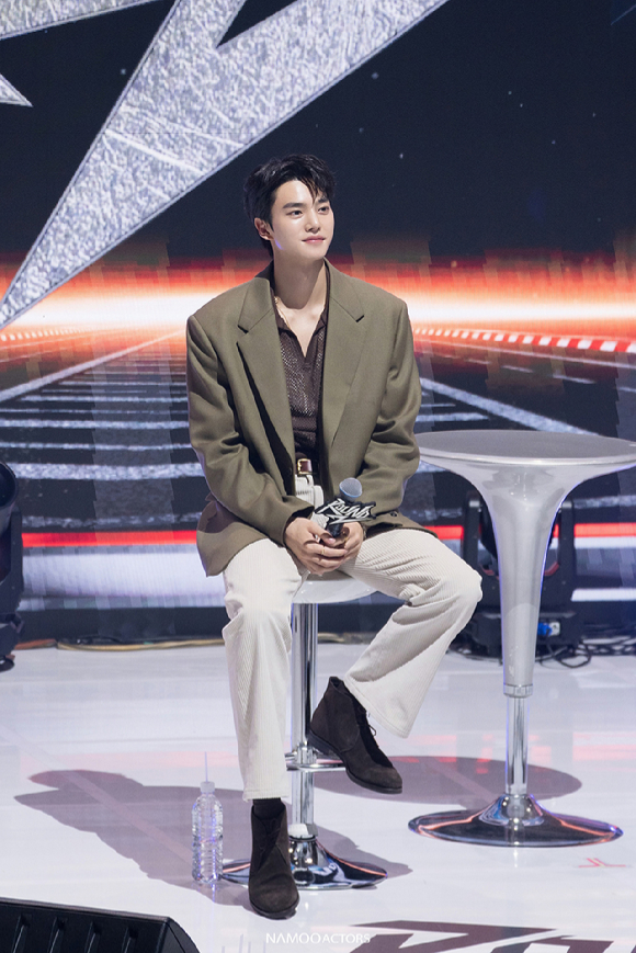 배우 송강이 연세대학교 백주년기념관 콘서트홀에서 '2025 SONG KANG FANMEETING 'ROUND 2' IN SEOUL'(2025 송강 팬미팅 '라운드 2' 인 서울, 이하 '라운드 2')에서 팬들을 만나고 있다. [사진=나무엑터스]