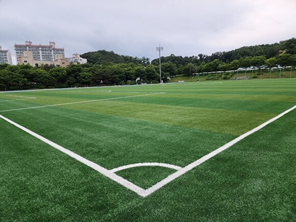 경기도 파주시 파주스타디움 보조축구장 인조잔디 교체 완료 모습.  [사진=파주시]