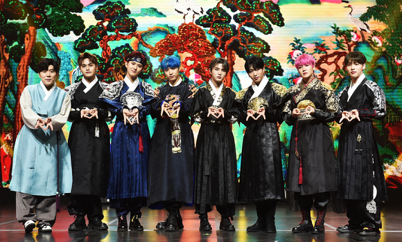 그룹 킹덤이 31일 네번째 미니앨범 '히스토리 오브 킹덤 : 파트 4. 단' 발매 기념 온라인 쇼케이스에서 포즈를 취하고 있다. [사진=GF엔터테인먼트]