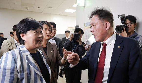 이진수 법무부 장관 직무대행이 8일 국회 법제사법위원회에서 열린 법무부, 대한법률구조공단 등에 대한 국정감사에서 법사위원 질의에 답하고 있다. 2026.10.8 [사진=연합뉴스]