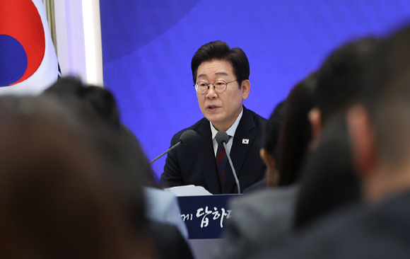 이재명 대통령이 3일 청와대 영빈관에서 열린 '대통령의 30일, 언론이 묻고 국민에게 답하다' 기자회견에서 발언하고 있다. 2025.7.3 [사진=연합뉴스]