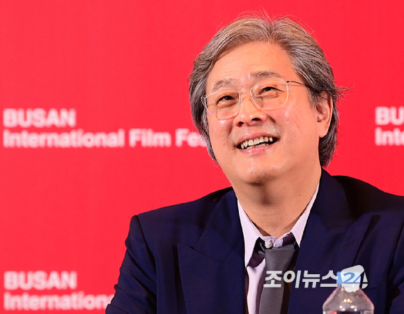 (왼쪽부터)박찬욱 감독-배우 이병헌-손예진-박희순-염혜란-이성민이 17일 오후 부산광역시 해운대구 영화의 전당에서 열린 제30회 부산국제영화제 개막작 영화 '어쩔수가 없다' (감독 박찬욱) 기자회견에 참석하고 있다. [사진=정소희 기자]