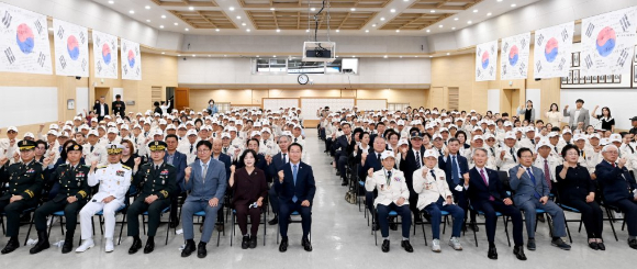 유정복 인천광역시장이 25일 시청 대회의실에서 열린 6.25전쟁 제74주년 기념식에서 참석자들과 기념 촬영을 하고 있다. [사진=인천시]