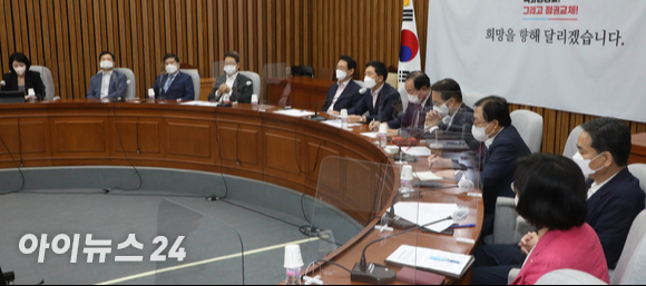 김기현 원내대표가 27일 오전 서울 여의도 국회에서 열린 국민의힘 긴급현안간담회에서 발언을 하고 있다.