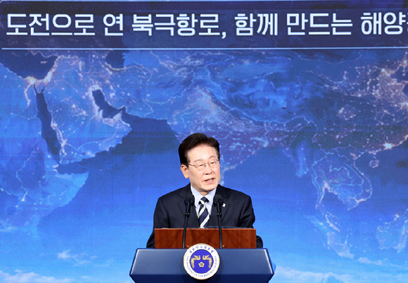 이재명 대통령이 13일 부산에서 열린 북극항로 시범운항 환영식에서 격려사를 하고 있다. 2026.10.13 [청와대통신사진기자단] [사진=연합뉴스]