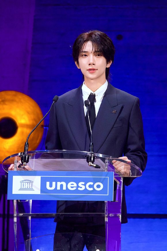 세븐틴 조슈아가 25일(현지시간) 프랑스 파리 유네스코 본부에서 열린 &lsquo;UNESCO x SEVENTEEN: Celebrating Youth, Creativity and Well-Being Together&rsquo; 기념식에 참석해 연설하고 있다. [사진=플레디스]