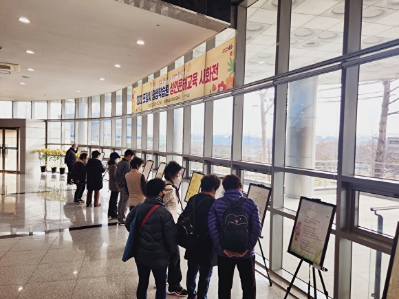 28일 포항시 평생학습원에서 성인 문해교육 시화 전시회가 열리고 있다. [사진=포항시청]