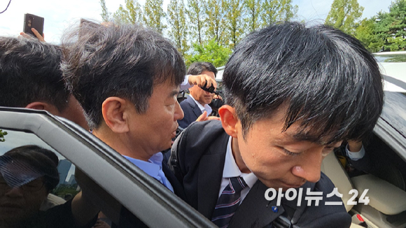 김형석 독립기념관장이 8일 국회 소통관에서 기자회견을 마치고 계단을 내려오다가 취재진에 둘러 싸여 있다. [사진=라창현 기자]