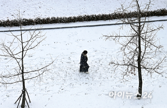 밤 사이 눈이 내린 20일 오전 서울 여의도 공원에서 시민들이 얼어붙은 빙판길을 걷고 있다. [사진=곽영래 기자]
