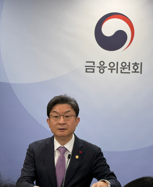 이억원 금융위원장이 28일 서울 종로구 정부서울청사에서 열린 월례 기자간담회에서 발언하고 있다. [사진=신수정 기자]