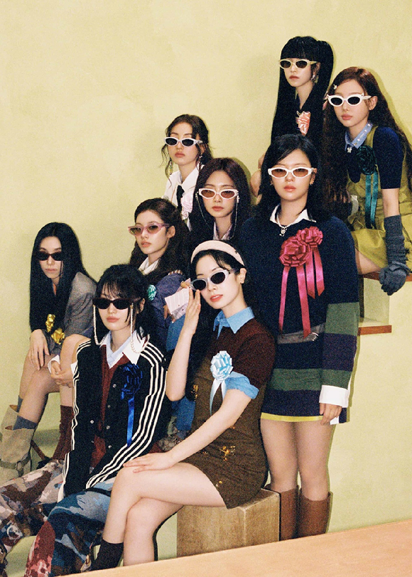 &apos;데뷔 10주년&apos; 트와이스, 시트콤 같은 자축 파티…빛나는 9人 케미스트리