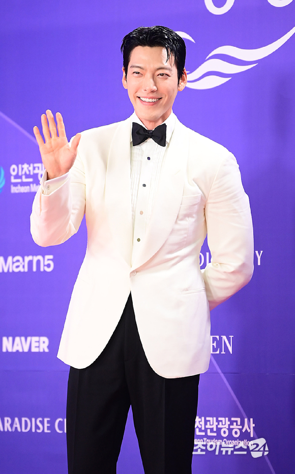 '다 이루어질지니' 배우 김우빈이&nbsp;31일 오후&nbsp;인천시 영종구 운서동 파라다이스시티에서 열린&nbsp;제5회 청룡시리즈어워즈&nbsp;레드카펫 행사에 참석하고 있다. [사진=정소희 기자]