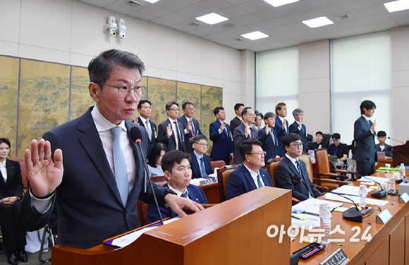 정몽규 전 대한축구협회장과 홍명보 전 축구대표팀 감독이 30일 국회 문화체육관광위원회에서 열린 대한축구협회 현안 관련 청문회에 출석해 증인 선서하고 있다. [사진=곽영래 기자]