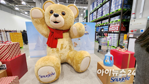 (가운데) 한채양 이마트&middot;에브리데이&middot;이마트24 대표가 '트레이더스 홀 세일 클럽' 수원화서점을 찾아 최택원 트레이더스 본부장 등 관계자들과 현장을 살펴보고 있다. [사진=김태헌 기자]