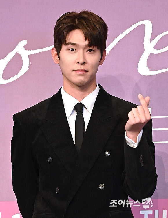 배우 이시우가 18일 서울 구로구 더 링크 서울 호텔에서 열린 JTBC 새 금요시리즈 '러브 미' 제작발표회에서 포즈를 취하고 있다. [사진=곽영래 기자]